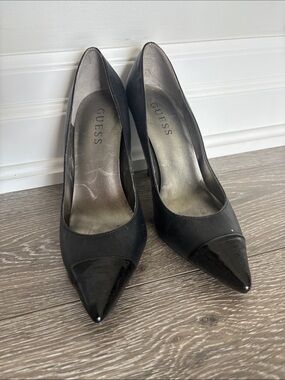 GUESS Black Pointed-Toe Patent Cap Pumps, size 6, 4 inches